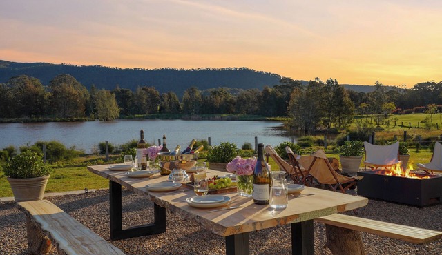 MILLFIELD WATERS Luxury Hunter Valley Accommodation AMAZING WATER MOUNTAIN VIEWS