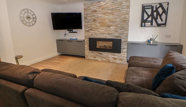 MILLHOUSES HIDEAWAY, pet friendly, with a garden in Sheffield