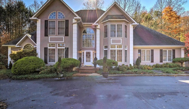 Million-Dollar Estate by Downtown Franklin!