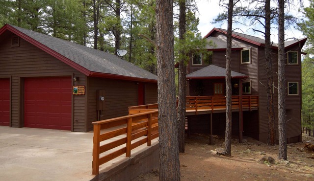 Million Dollar Exclusive Cabin On 5 Acres, 3 Mi from downtown