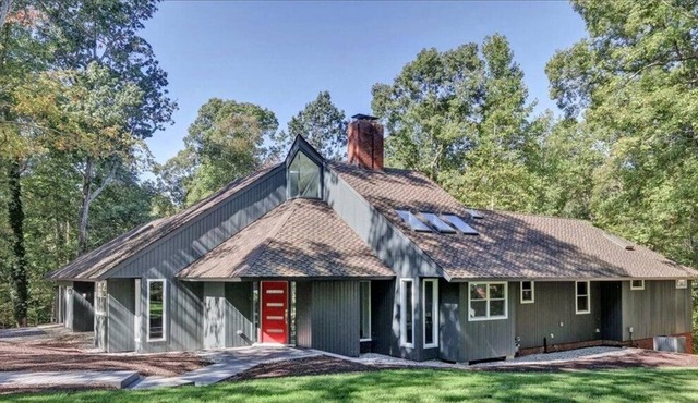 Million-dollar home in uscale Mooreland Farms neighborhood
