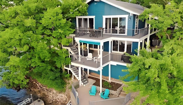 Million Dollar Ozark Oasis - On the water, walk to restaurants/bars & new dock!