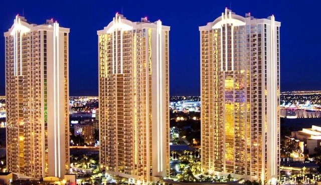 Million Dollar View of the Strip, Formula One, & Sphere 1 Bedroom 2 Bath Suite