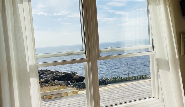 Million Dollar View! Ocean Front, 3 Bedroom Cottage, 15 Min. from St. John's