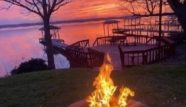 Million-dollar view of Seneca lake Pet friendly3 bedroom ON water