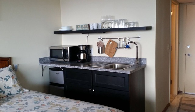 Million Dollar View of Lake Winnipesaukee with KitchenettenFlexible check in/out