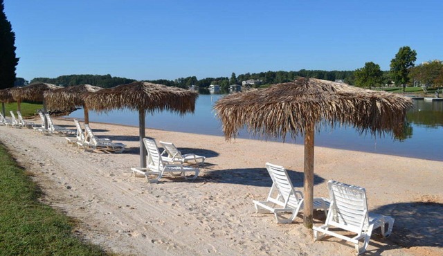 Million Dollar View! Sleeps 10 - Lakefront!