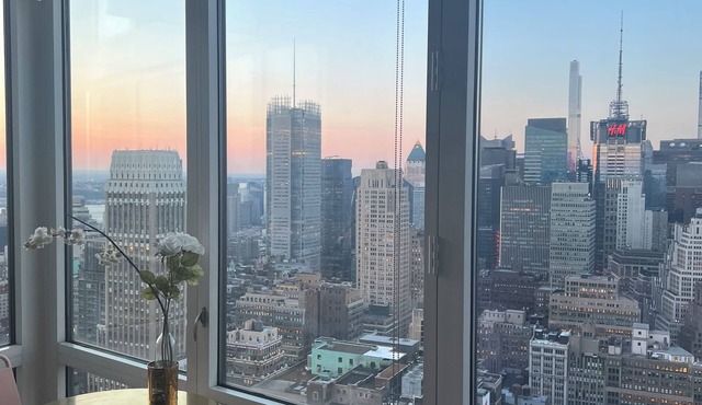 Million dollar view spacious 1bed in prized location. Floor to ceiling windows.