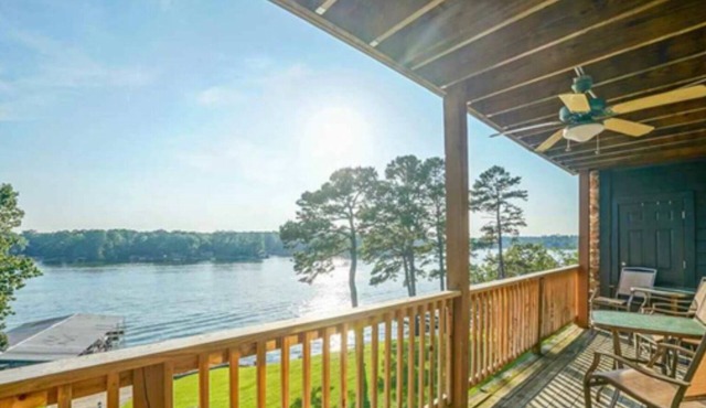 Million dollar VIEW, SLEEPS 6, KING, QUEEN, 2 DAY BEDS WITH ALL LINENS, 4 TVs