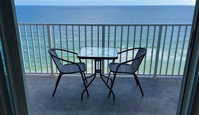 MILLION DOLLAR VIEW WITH PRIVATE PARKING SPOT- BOOK 7 DAYS GET 10% DISCOUNT!