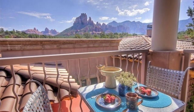 Million Dollar Views, Ensuite Jetted Tub For Two, Fireplace, Deck, Walk to All