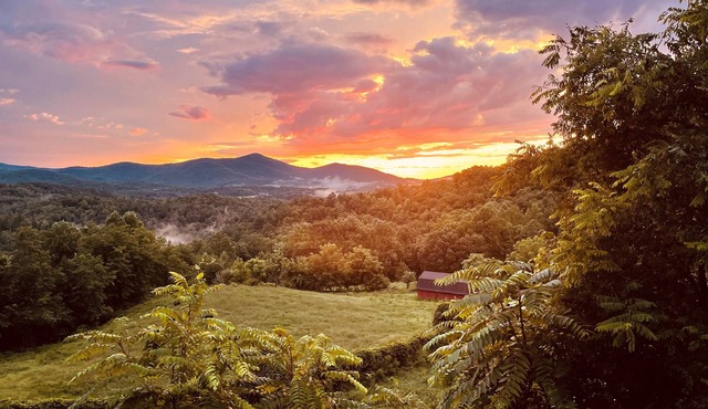 Million Dollar Views-Spectacular Sunrises-Private 3,000 sq ft Retreat-25 acres