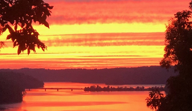 Million Dollar Views of Lake Normandy Sunsets- Jacuzzi for Fall/Winter Sunsets!