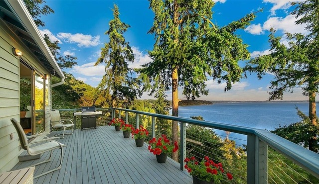 Million $ Views 4BR 2.5BA Overlooking the Salish Sea Burien hot tub with view BBQ