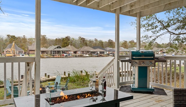 MILLON DOLLAR VIEWS/HOT TUB/LAKEFRONT