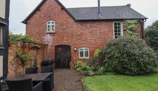 MILLPOND BOTHY, character holiday cottage, with open fire in Woolhope