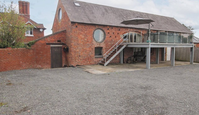 MILLSTONE COTTAGES - BREIDDEN VIEW, with hot tub in Westbury