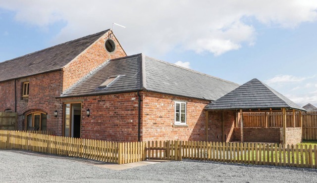 MILLSTONE COTTAGES - GRANARY COTTAGE, pet friendly in Westbury