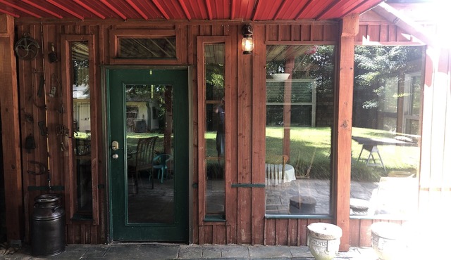 Millstone Retreat/basement walk-out Apt. w/a private entrance/driveway & pool