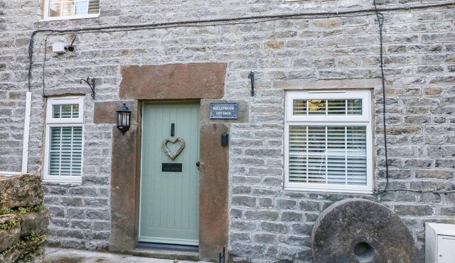MILLSTREAM COTTAGE, family friendly in Castleton, Peak District