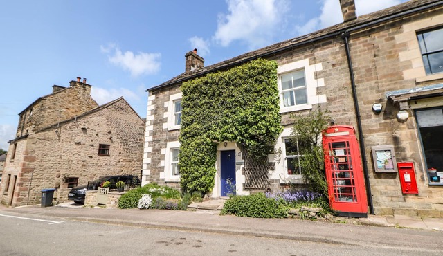 MILLWARD HOUSE, pet friendly, character holiday cottage in Longnor