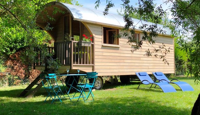 Millygite Chalet-on-wheels by the river