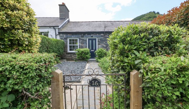 MILO'S COTTAGE, pet friendly, character holiday cottage in Tywyn