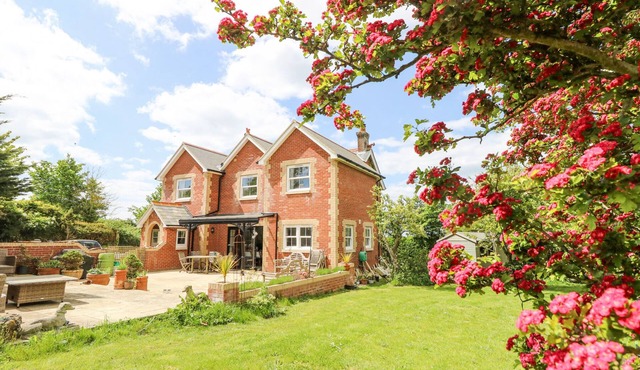 MILSTON, pet friendly, character holiday cottage in Chale