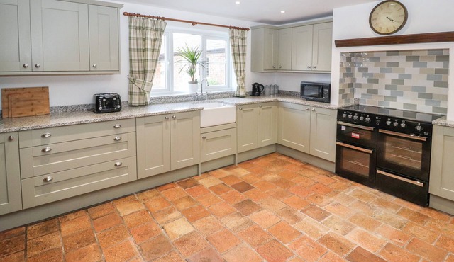 MILTON GREEN FARM, pet friendly, luxury holiday cottage in Tattenhall