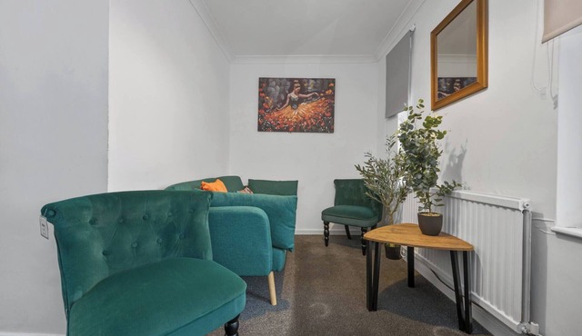 Milton Keynes 2BR Free Parking Contractor Friendly