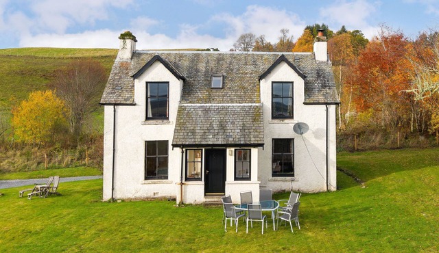 Milton of Tullypowrie Cottage - a cottage that sleeps 8 guests in 4 bedrooms
