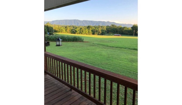 "Mimi n Bibi's" Country Home with a Mountain View