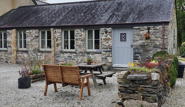 MIMI'S COTTAGE, character holiday cottage, with open fire in St Neot