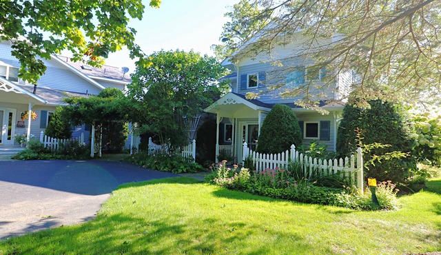 Mimi's Lakefront Cottage