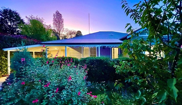 Mimosa House - Elegant Villa, 4 Bedroom, 3 Bathroom, BBQ, Undercover Patio, Secluded Garden