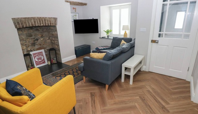 MIN-Y-FFORDD, pet friendly, with a garden in Dinas Cross