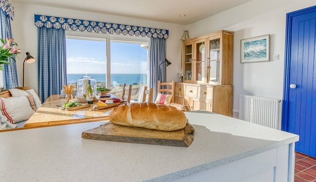 Min y Mor - a sea view that sleeps 8 guests in 4 bedrooms