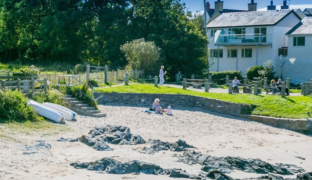 Min y Wygyr - on the beach, sleeps 8 guests in 4 bedrooms