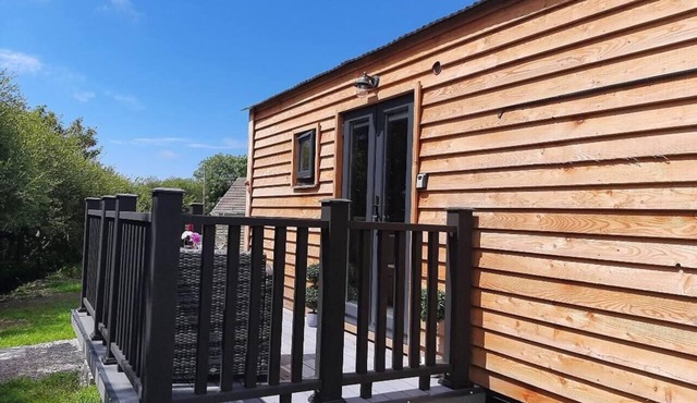 Min yr Afon - Cabin - Sleeps 2 - Hot Tub - Parking