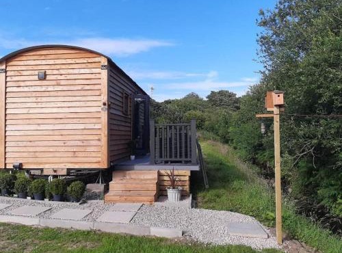 Min yr Afon - Cabin - Sleeps 2 - Hot Tub - Parking