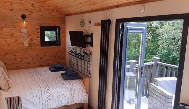 Min yr Afon - Cabin - Sleeps 2 - Hot Tub - Parking