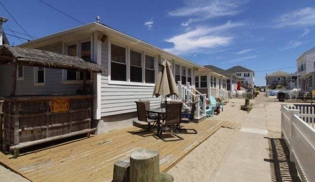 MIN8 | 3BR Beach Cottage Set in the Sand on private walk-up lane! by Shore Points Vacations