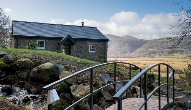 Minafon - occupies an elevated position on the edge of the Bodnant Estate