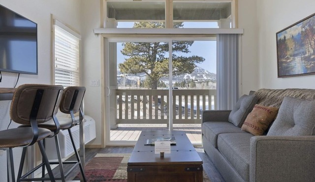 Minaret Cabin – A Scenic Tiny Home with Mountain Elegance in Mammoth Lakes