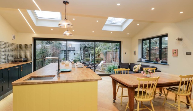 MINDEN, family friendly, with open fire in St. Mary Bourne