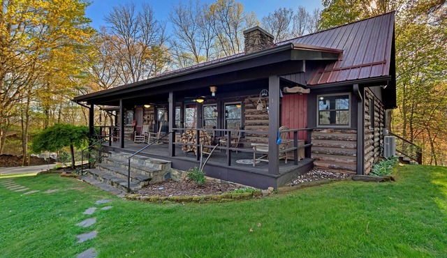 Mine Mountain Cabin, convenient location! 4 bedrooms, real log cabin