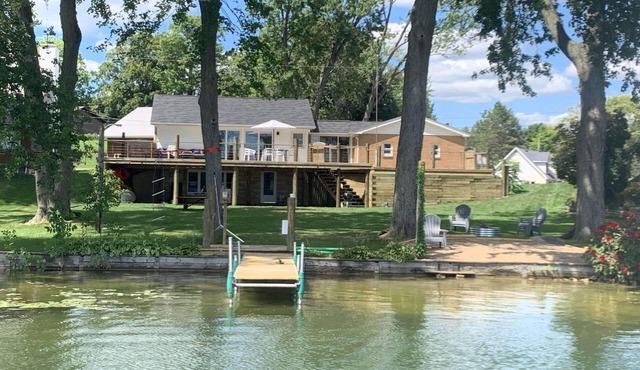 Miner Lake Lakefront Beach Cottage for Family Fun