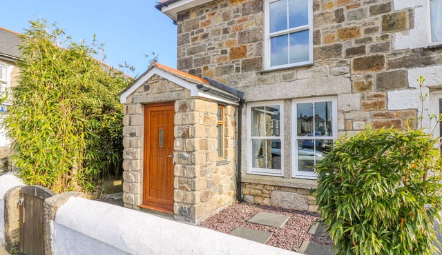 MINER'S REST, pet friendly, character holiday cottage in Troon