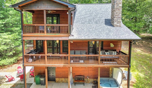 Mineral Bluff Cabin-King-Sleeps 7-Fire Pit-Hot Tub-Pets-10 minutes to Blueridge