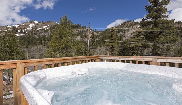 Mineral Springs By Tahoe Getaways w/Hot tub & Ski Shuttle in Alpine Meadows